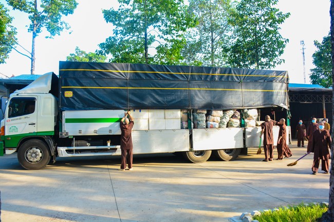 Continuing to support people in need in the Covid-19 pandemic of Hoang Phap Pagoda (series 4)